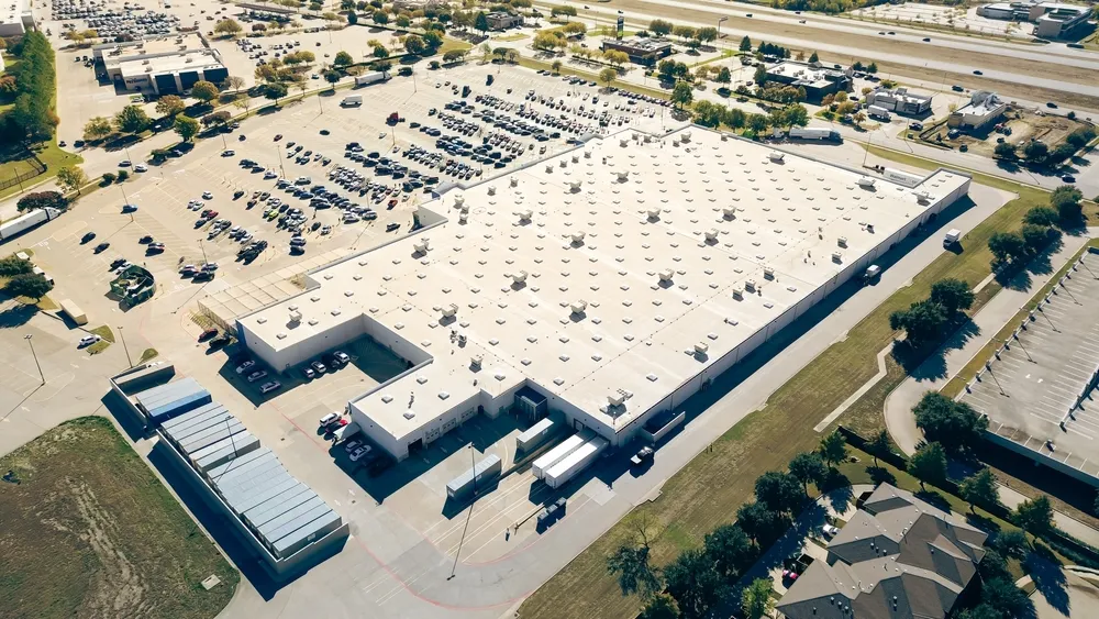 why do commercial buildings have flat roofs